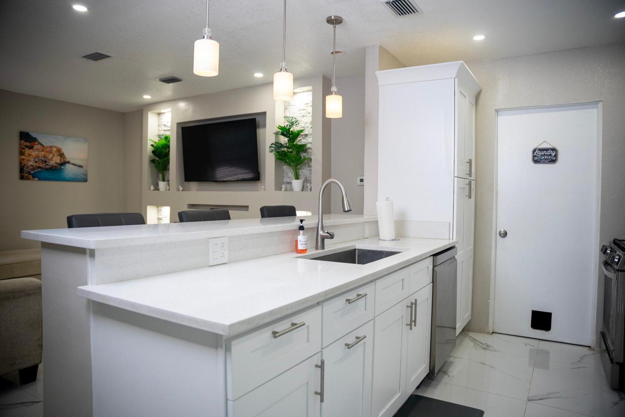 Stunning Modern Home In Tampa With Pool - Just 5 Minutes From Airport! 외부 사진