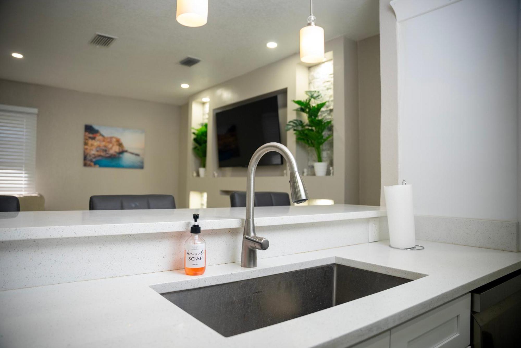 Stunning Modern Home In Tampa With Pool - Just 5 Minutes From Airport! 외부 사진
