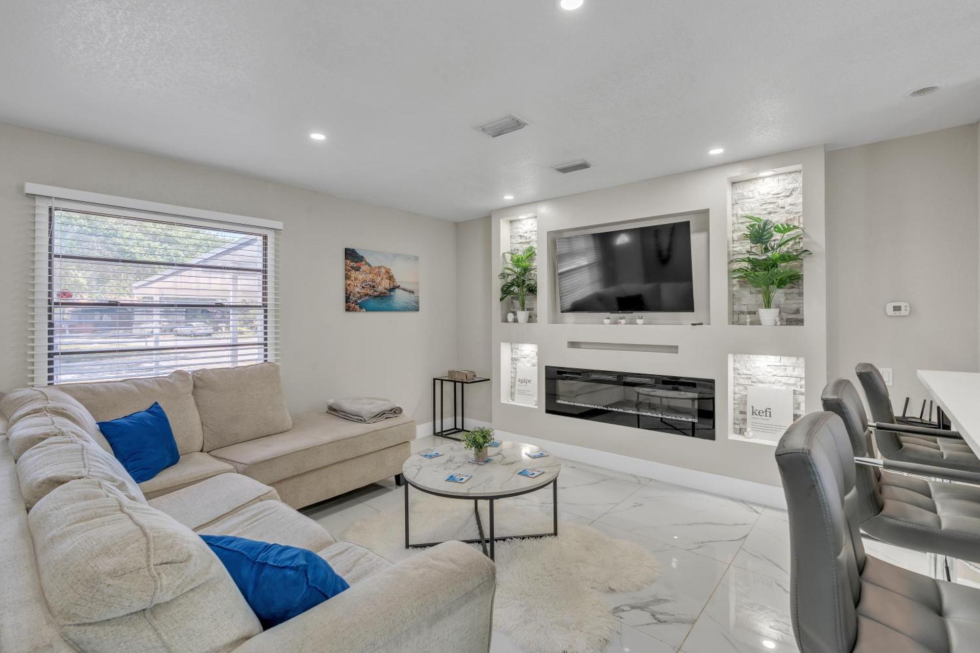 Stunning Modern Home In Tampa With Pool - Just 5 Minutes From Airport! 외부 사진