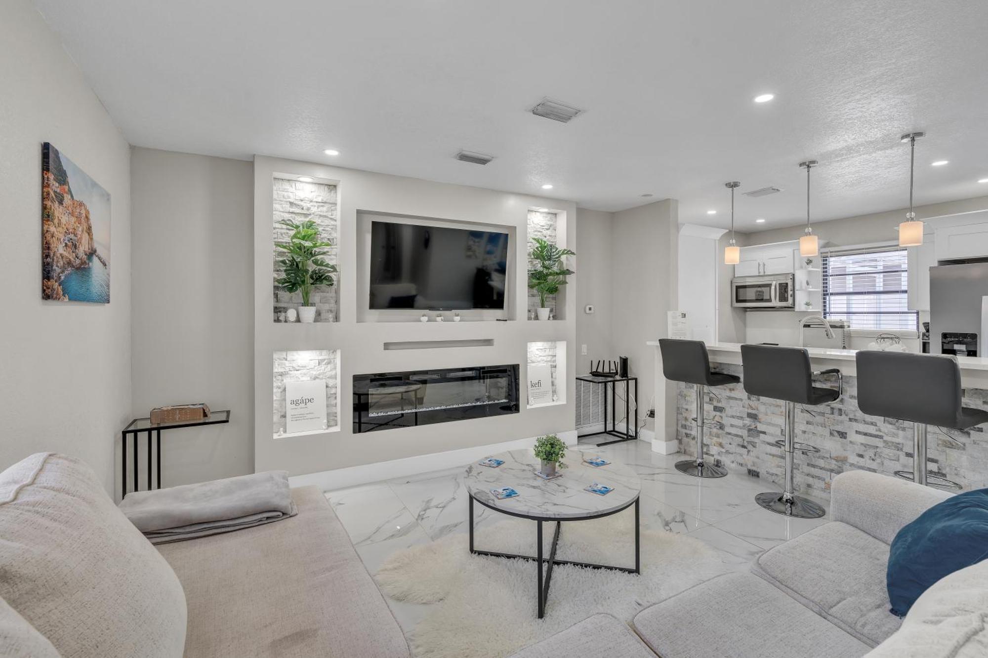 Stunning Modern Home In Tampa With Pool - Just 5 Minutes From Airport! 외부 사진