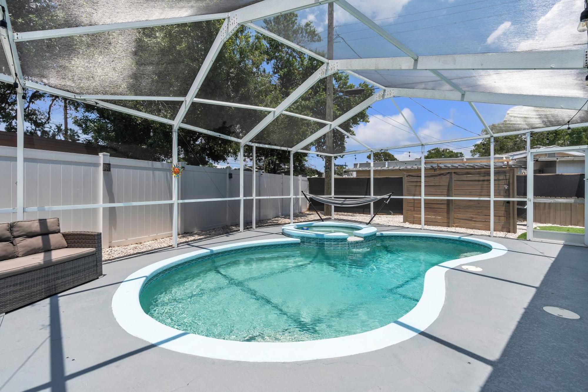 Stunning Modern Home In Tampa With Pool - Just 5 Minutes From Airport! 외부 사진